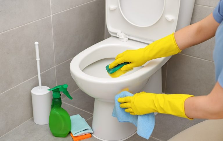 How to Clean a Bathroom Step by Step